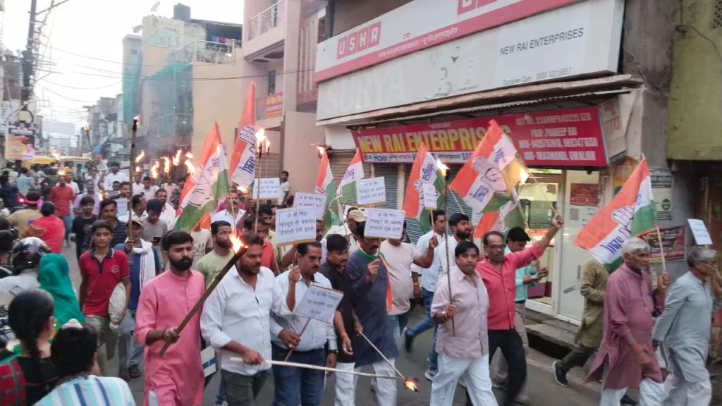 कांग्रेस के प्रदेश महासचिव सुनील शर्मा के नेतृत्व में भाजपा नीतियों के विरोध में, घास मंडी चौराहे से किला गेट चौराहे तक निकाला जलूस 2 कांग्रेस के प्रदेश महासचिव सुनील शर्मा के नेतृत्व में भाजपा नीतियों के विरोध में, घास मंडी चौराहे से किला गेट चौराहे तक निकाला जलूस | New India Times