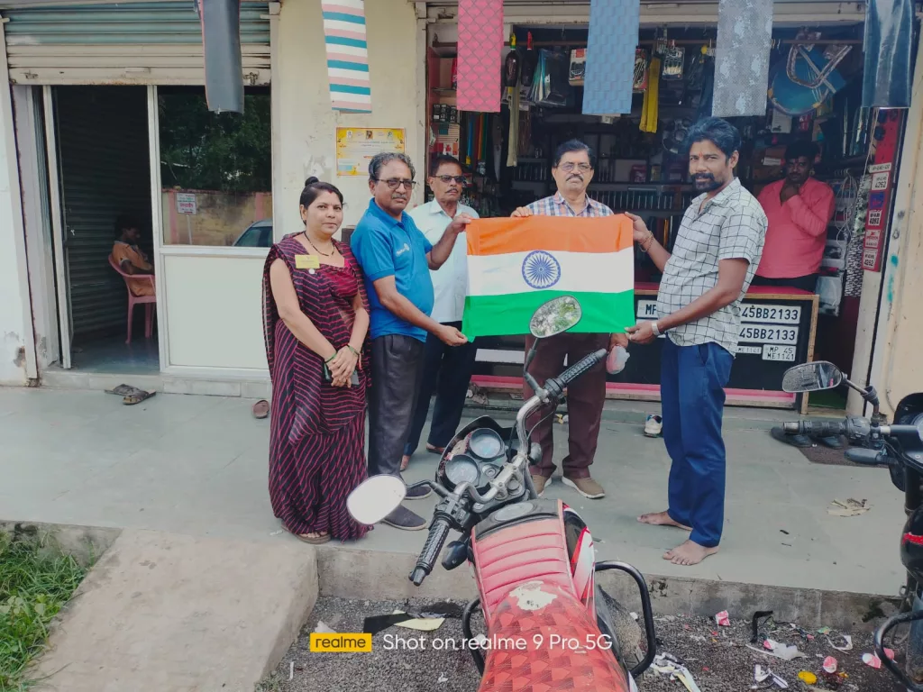 हर-घर तिरंगा लहराएं, रोटरी क्लब अपना मेघनगर ने 200 तिरंगे का किया वितरण 2 हर-घर तिरंगा लहराएं, रोटरी क्लब अपना मेघनगर ने 200 तिरंगे का किया वितरण | New India Times