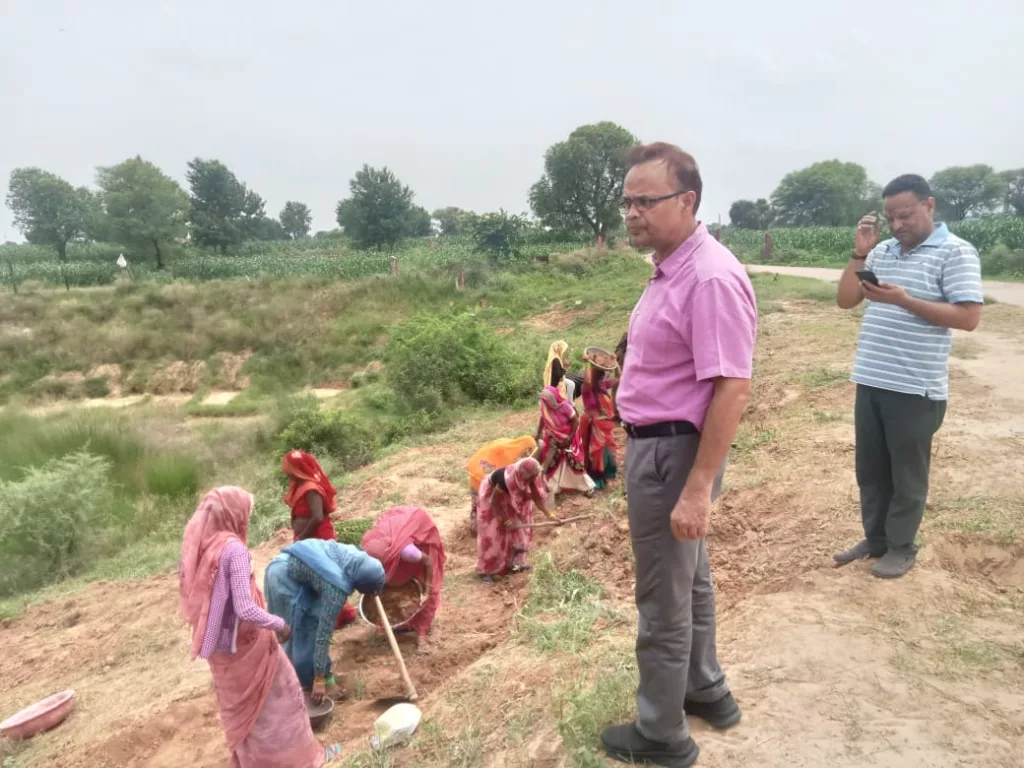 ज़िला कलेक्टर ने किया मनरेगा कार्यों का निरीक्षण, कार्य में लापरवाही बरतने पर मेट को हटाया 2 ज़िला कलेक्टर ने किया मनरेगा कार्यों का निरीक्षण, कार्य में लापरवाही बरतने पर मेट को हटाया | New India Times