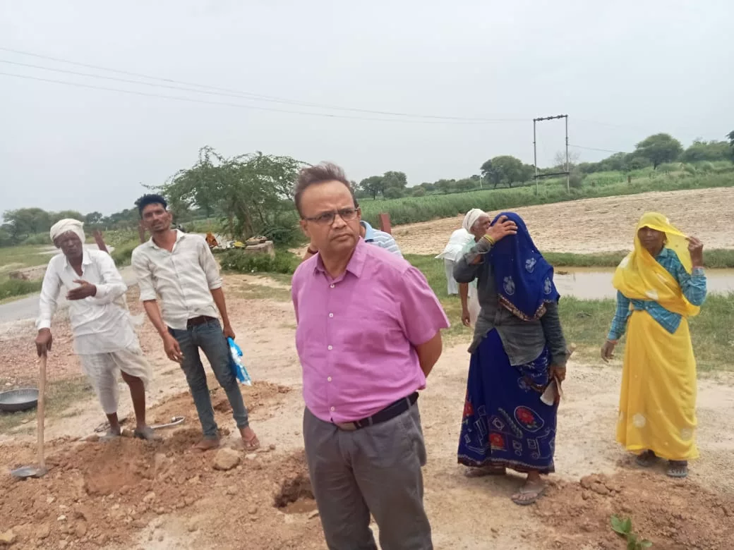 ज़िला कलेक्टर ने किया मनरेगा कार्यों का निरीक्षण, कार्य में लापरवाही बरतने पर मेट को हटाया | New India Times