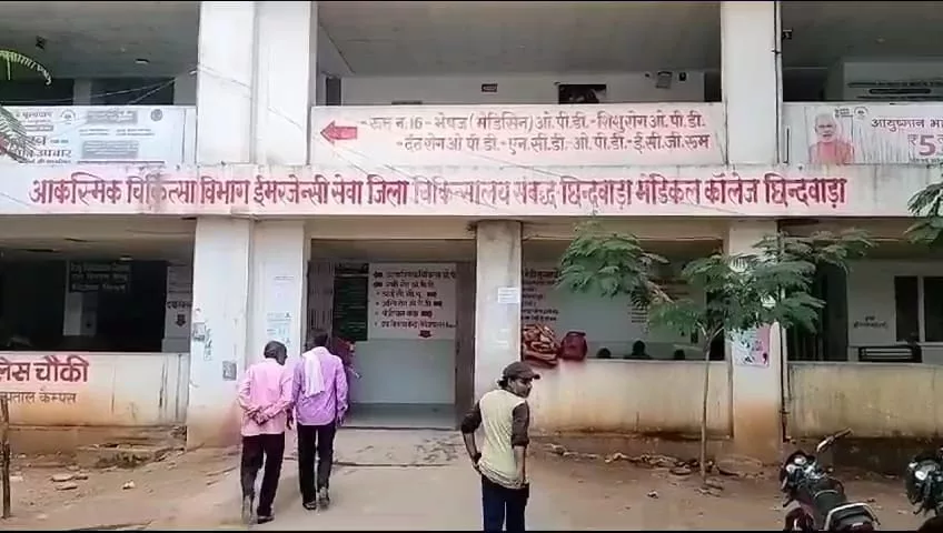 ज़िला अस्पताल की चौथी मंज़िल से युवक मरीज़ ने कूदकर की आत्महत्या | New India Times