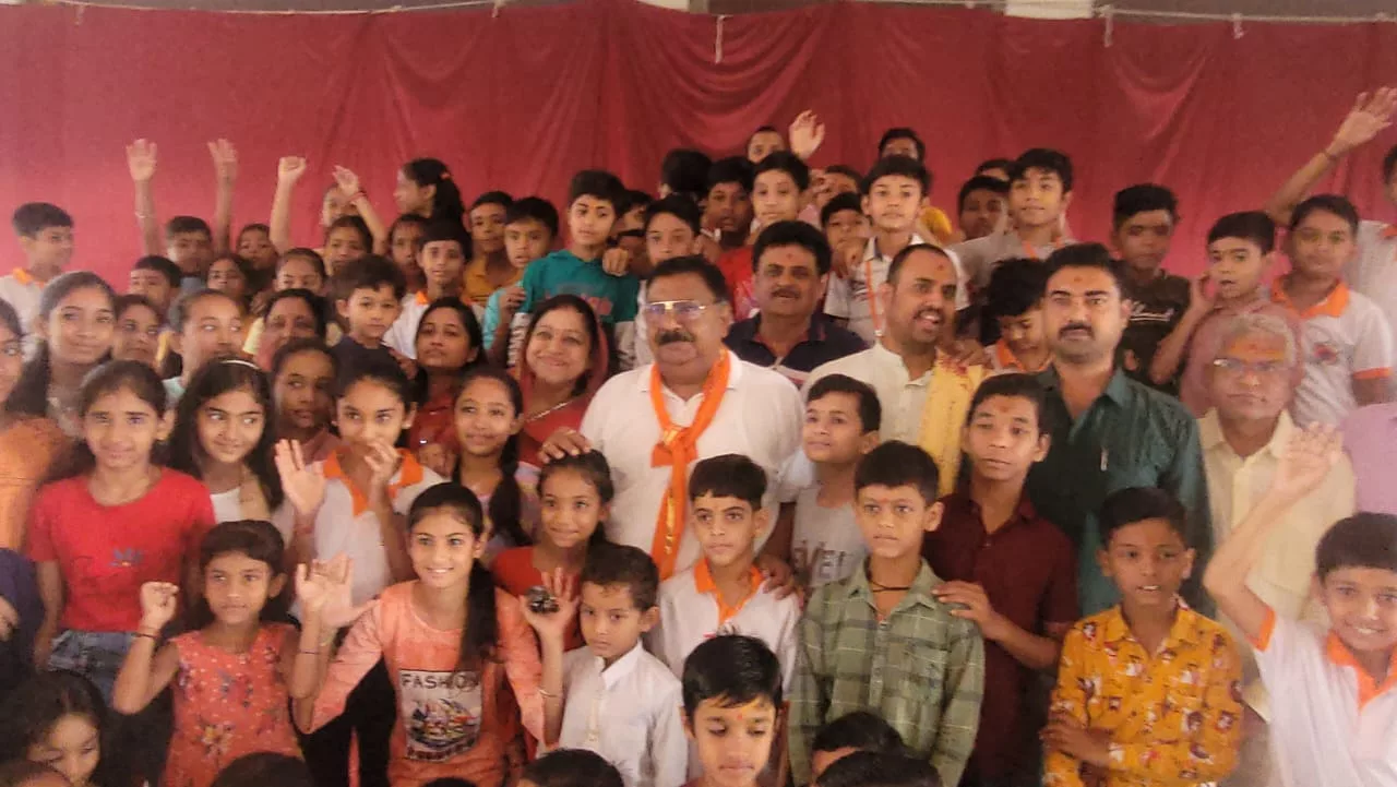 बुरहानपुर विधायक सपरिवार पहुंचे स्वामी नारायण मंदिर, पूजा अर्चना के साथ संस्था को भेंट किए 21 हजार ₹ | New India Times