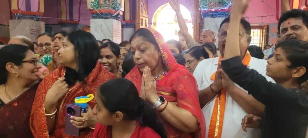 बुरहानपुर विधायक सपरिवार पहुंचे स्वामी नारायण मंदिर, पूजा अर्चना के साथ संस्था को भेंट किए 21 हजार ₹ 4 बुरहानपुर विधायक सपरिवार पहुंचे स्वामी नारायण मंदिर, पूजा अर्चना के साथ संस्था को भेंट किए 21 हजार ₹ | New India Times