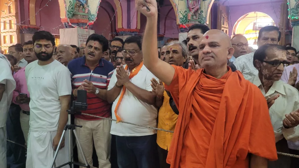 बुरहानपुर विधायक सपरिवार पहुंचे स्वामी नारायण मंदिर, पूजा अर्चना के साथ संस्था को भेंट किए 21 हजार ₹ 2 बुरहानपुर विधायक सपरिवार पहुंचे स्वामी नारायण मंदिर, पूजा अर्चना के साथ संस्था को भेंट किए 21 हजार ₹ | New India Times