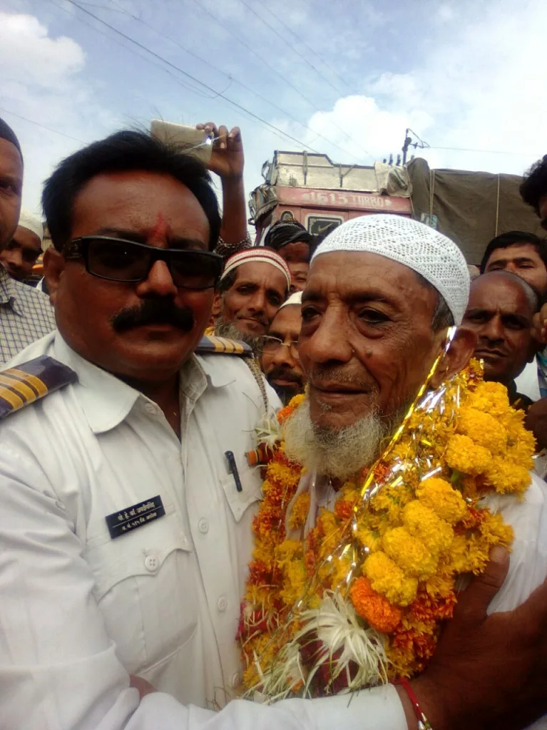 अकोट शहर में कई वर्षों तक ट्रैफिक पुलिस में रहे जगदीश सिंह ठाकुर का हुआ निधन, सभी धर्म के लोगों ने अंतिम दीदार कर दी श्रद्धांजलि 2 अकोट शहर में कई वर्षों तक ट्रैफिक पुलिस में रहे जगदीश सिंह ठाकुर का हुआ निधन, सभी धर्म के लोगों ने अंतिम दीदार कर दी श्रद्धांजलि | New India Times