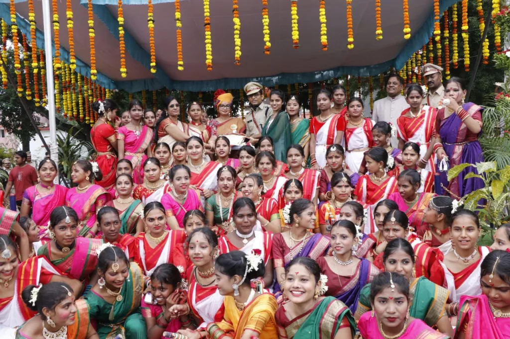 कलेक्टर ने स्कूली बच्चों के साथ मनाया स्वतंत्रता दिवस 2 कलेक्टर ने स्कूली बच्चों के साथ मनाया स्वतंत्रता दिवस | New India Times