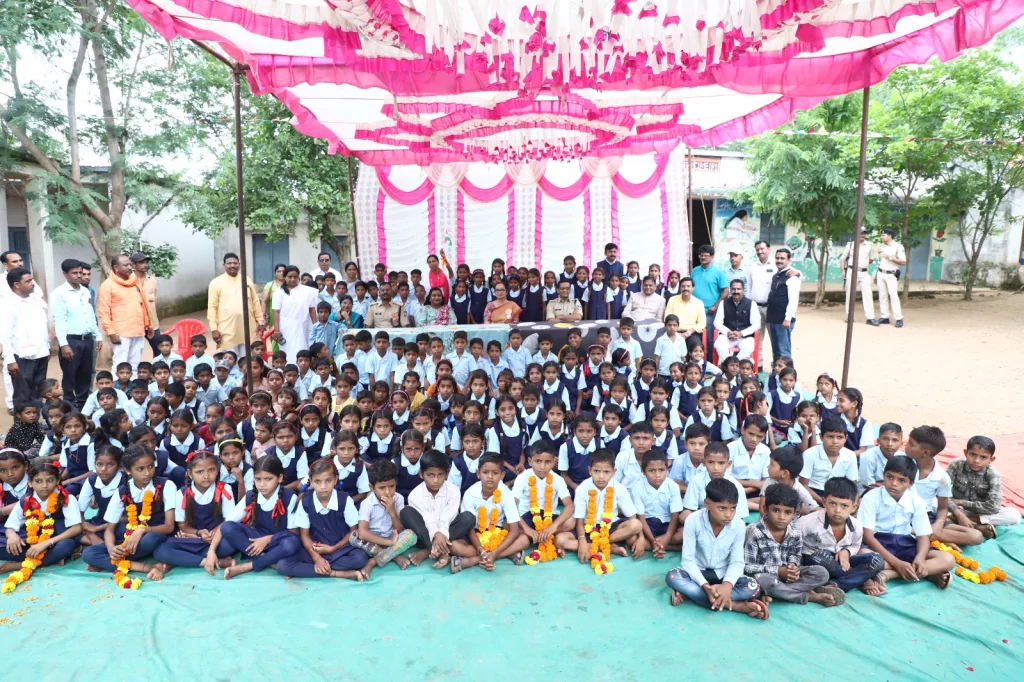 कलेक्टर ने स्कूली बच्चों के साथ मनाया स्वतंत्रता दिवस 4 कलेक्टर ने स्कूली बच्चों के साथ मनाया स्वतंत्रता दिवस | New India Times