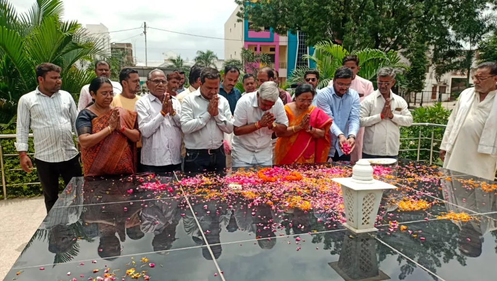 पूर्व निगम अध्यक्ष श्री मनोज तारवाला ने भाजपा कार्यकर्ताओं के साथ अटल स्मृति स्थल पहुंचकर पूर्व पीएम स्वर्गीय अटल बिहारी वाजपेयी जी की समाधि पर श्रद्धा सुमन के पुष्प अर्पित कर दी श्रद्धांजलि | New India Times