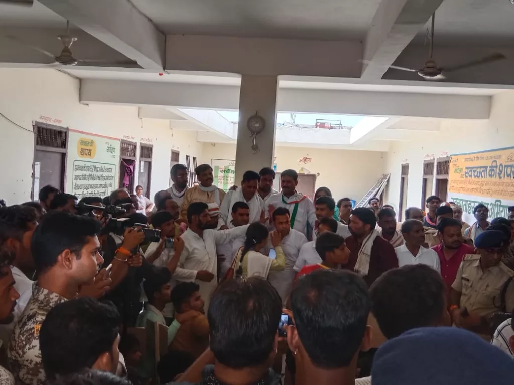 भिंड ज़िला के मौ में कांग्रेस नेताओं और कार्यकर्ताओं ने नगर परिषद की घेराबंदी कर सौंपा ज्ञापन 2 भिंड ज़िला के मौ में कांग्रेस नेताओं और कार्यकर्ताओं ने नगर परिषद की घेराबंदी कर सौंपा ज्ञापन | New India Times