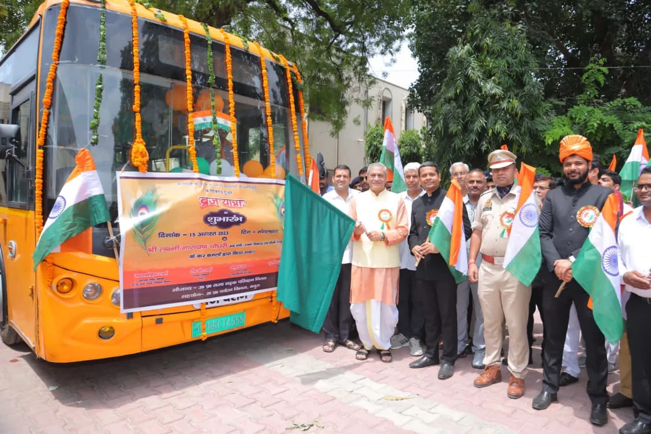 मथुरा आने वाले श्रद्धालुओं/पर्यटकों को मिली नई सौगात, मंत्री चैधरी लक्ष्मी नारायण ने हरी झंड़ी दिखाकर दो बसों को किया रवाना | New India Times