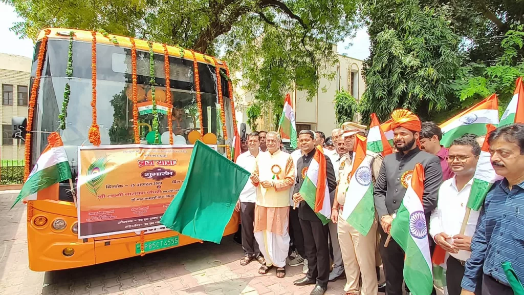 मथुरा आने वाले श्रद्धालुओं/पर्यटकों को मिली नई सौगात, मंत्री चैधरी लक्ष्मी नारायण ने हरी झंड़ी दिखाकर दो बसों को किया रवाना | New India Times