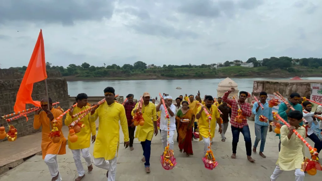 ताप्ती नदी के जल से लालबाग के शिव मंदिर में होगा जलाभिषेक, कावड़ यात्रा में शामिल हुए पूर्व निगम अध्यक्ष मनोज तारवाला 4 ताप्ती नदी के जल से लालबाग के शिव मंदिर में होगा जलाभिषेक, कावड़ यात्रा में शामिल हुए पूर्व निगम अध्यक्ष मनोज तारवाला | New India Times