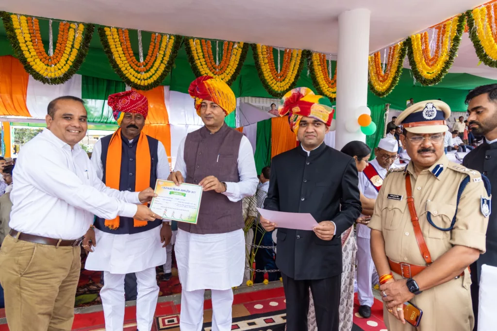 पेसा एक्ट नियम और लाड़ली बहना योजना संत शिरोमणी रविदास समरसता यात्रा के सफल संचालन करने पर उत्कृष्ट कार्य हेतु प्रशस्ति पत्र देकर किया गया पुरस्कृत | New India Times