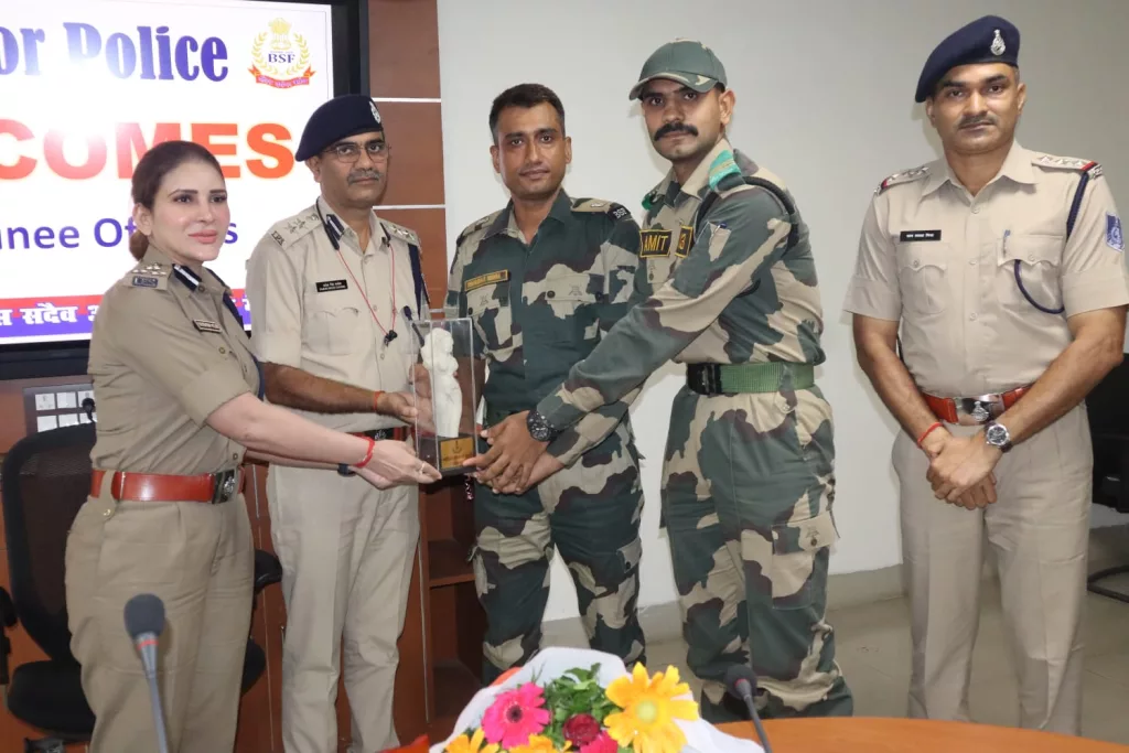 आप एक अच्छे ऑफिसर्स तभी बनेंगे जब आप बिना किसी भेद-भाव के सबको एक समान रूप से देखेंगे: डीआईजी ग्वालियर 2 आप एक अच्छे ऑफिसर्स तभी बनेंगे जब आप बिना किसी भेद-भाव के सबको एक समान रूप से देखेंगे: डीआईजी ग्वालियर | New India Times