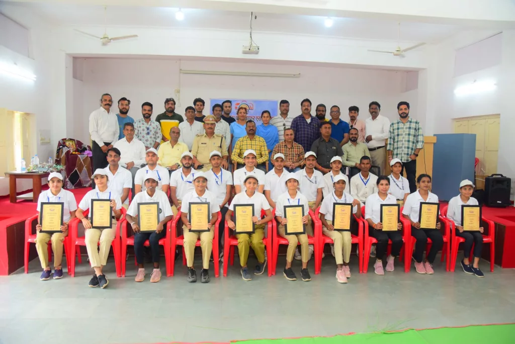 फोटोग्राफी दिवस पर पुलिस विभाग के आला अधिकारियों एवं सहायता मित्रों का किया गया सम्मान | New India Times