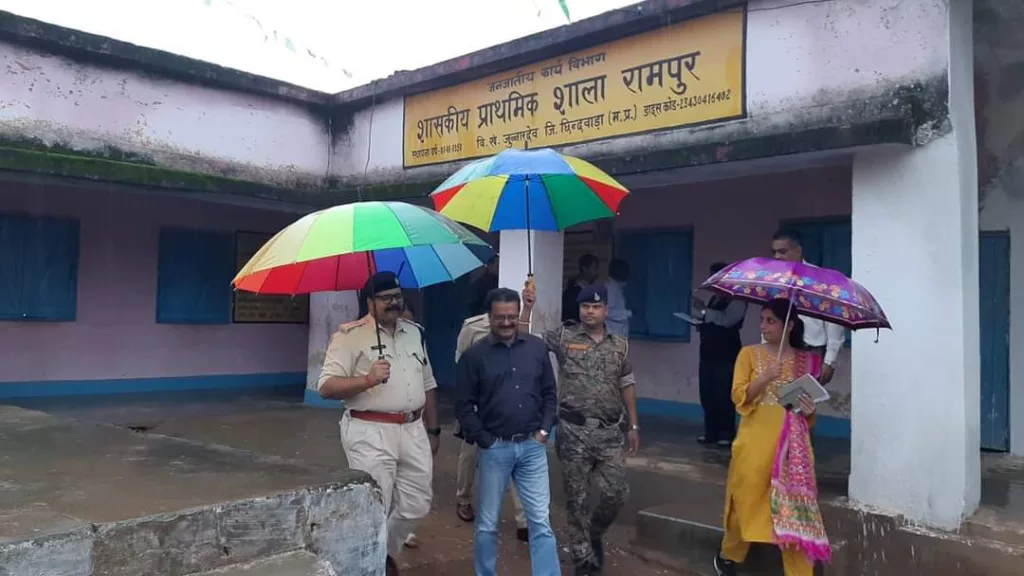 कलेक्टर एवं ज़िला निर्वाचन अधिकारी पुष्प और पुलिस अधीक्षक वर्मा ने बरसते पानी में विधानसभा क्षेत्र जुन्नारदेव के दूरस्थ अंचल के 4 मतदान केंद्रों का किया आकस्मिक निरीक्षण 3 कलेक्टर एवं ज़िला निर्वाचन अधिकारी पुष्प और पुलिस अधीक्षक वर्मा ने बरसते पानी में विधानसभा क्षेत्र जुन्नारदेव के दूरस्थ अंचल के 4 मतदान केंद्रों का किया आकस्मिक निरीक्षण | New India Times
