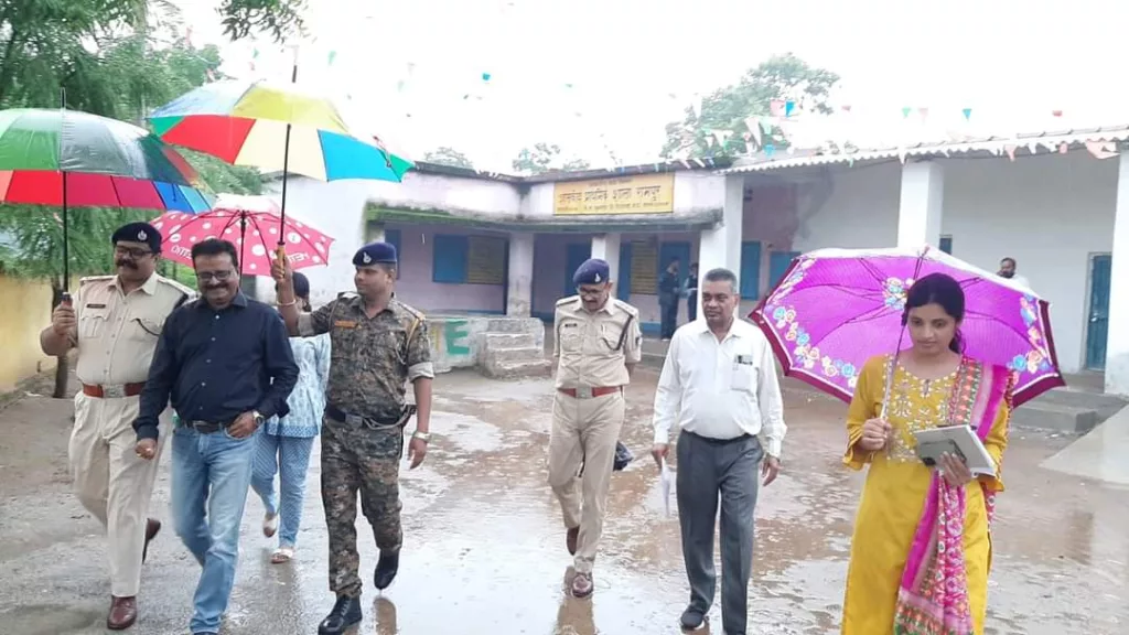 कलेक्टर एवं ज़िला निर्वाचन अधिकारी पुष्प और पुलिस अधीक्षक वर्मा ने बरसते पानी में विधानसभा क्षेत्र जुन्नारदेव के दूरस्थ अंचल के 4 मतदान केंद्रों का किया आकस्मिक निरीक्षण 2 कलेक्टर एवं ज़िला निर्वाचन अधिकारी पुष्प और पुलिस अधीक्षक वर्मा ने बरसते पानी में विधानसभा क्षेत्र जुन्नारदेव के दूरस्थ अंचल के 4 मतदान केंद्रों का किया आकस्मिक निरीक्षण | New India Times