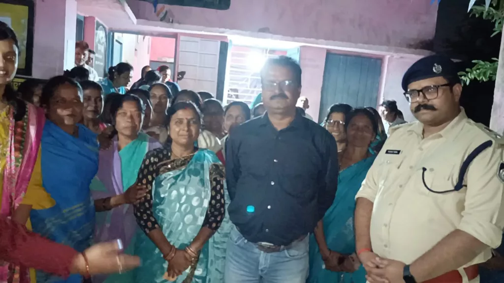 ज़िला कलेक्टर और पुलिस अधीक्षक ने किया जनता से संवाद, जानी जनता की समस्या, निराकरण के दिए निर्देश 3 ज़िला कलेक्टर और पुलिस अधीक्षक ने किया जनता से संवाद, जानी जनता की समस्या, निराकरण के दिए निर्देश | New India Times