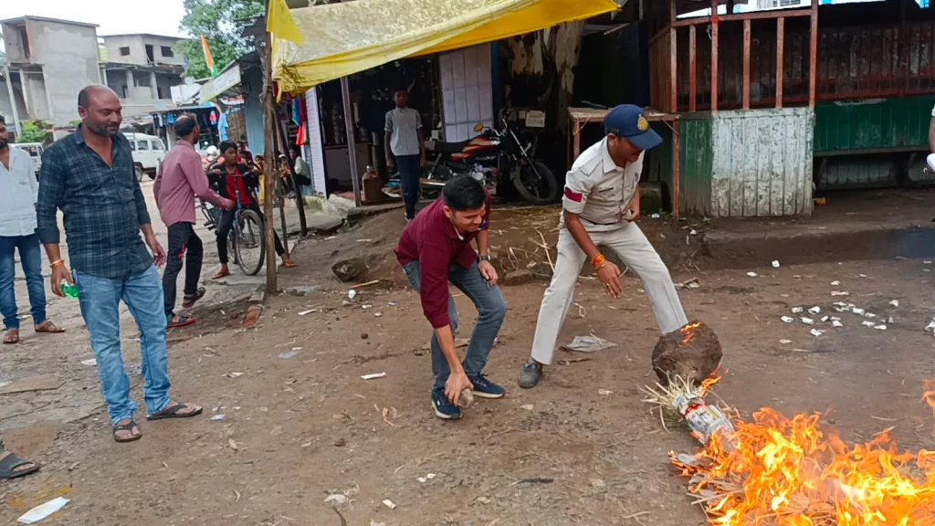भाजपा के प्रभारी मंत्री का विवादित बयान से कांग्रेस में भड़का आक्रोश, युवा कांग्रेस ने फुंका प्रभारी मंत्री का पुतला 3 भाजपा के प्रभारी मंत्री का विवादित बयान से कांग्रेस में भड़का आक्रोश, युवा कांग्रेस ने फुंका प्रभारी मंत्री का पुतला | New India Times
