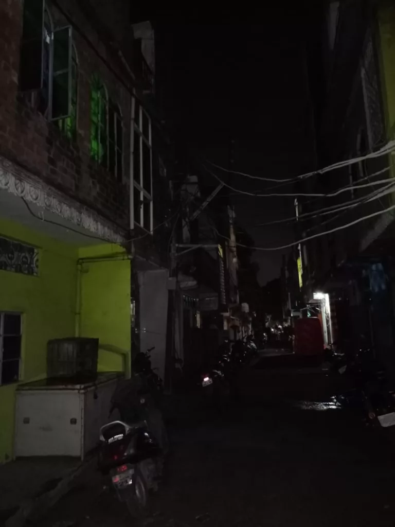 स्ट्रीट लाइट बंद होने से ऐशबाग हाउसिंग बोर्ड की कॉलोनी में <br>रात को पसरा रहता है अंधेरा ज़िम्मेदार अधिकारी या जनप्रतिनिधि नहीं दे रहे हैं इस ओर ध्यान | New India Times