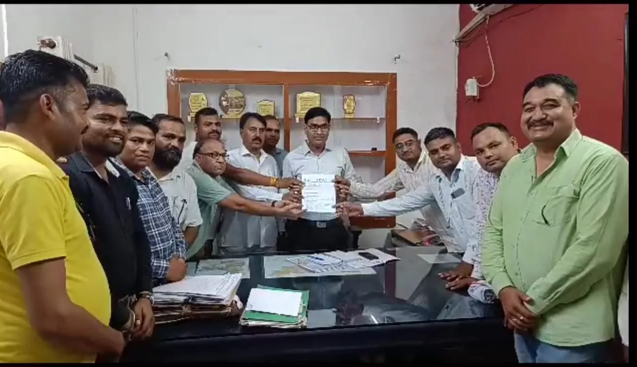 भारतीय पत्रकार सेवा संस्थान आईएफडब्ल्यूजे द्वारा मुख्यमंत्री के नाम एसडीएम को सौंपा गया ज्ञापन | New India Times