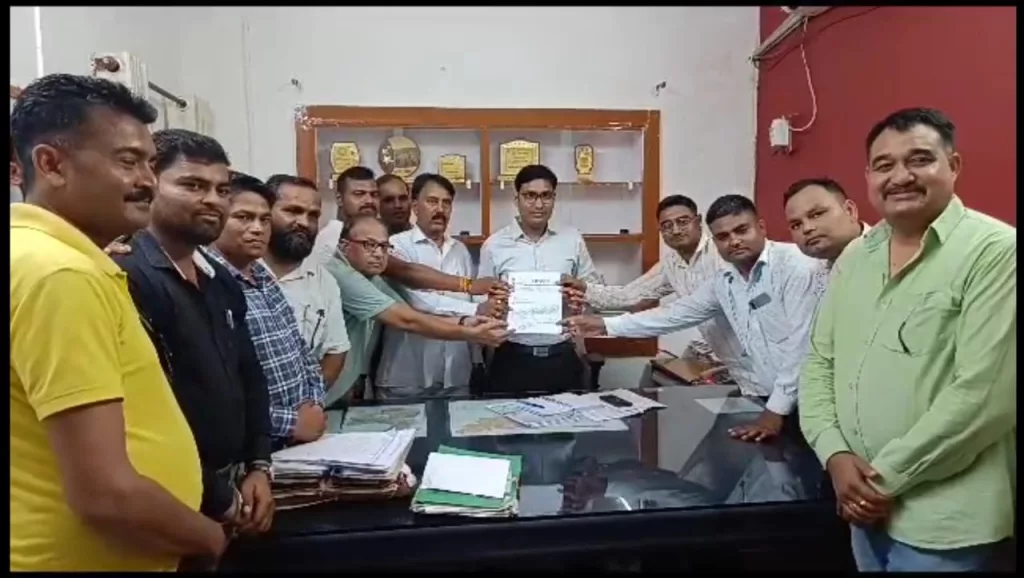 भारतीय पत्रकार सेवा संस्थान आईएफडब्ल्यूजे द्वारा मुख्यमंत्री के नाम एसडीएम को सौंपा गया ज्ञापन | New India Times