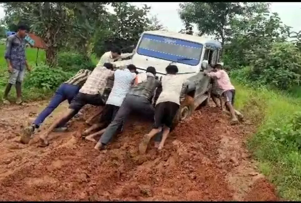 अलीराजपुर के पूर्व कांग्रेस ज़िला अध्यक्ष अपने खर्चे से बनवा रहे हैं सड़क 4 अलीराजपुर के पूर्व कांग्रेस ज़िला अध्यक्ष अपने खर्चे से बनवा रहे हैं सड़क | New India Times