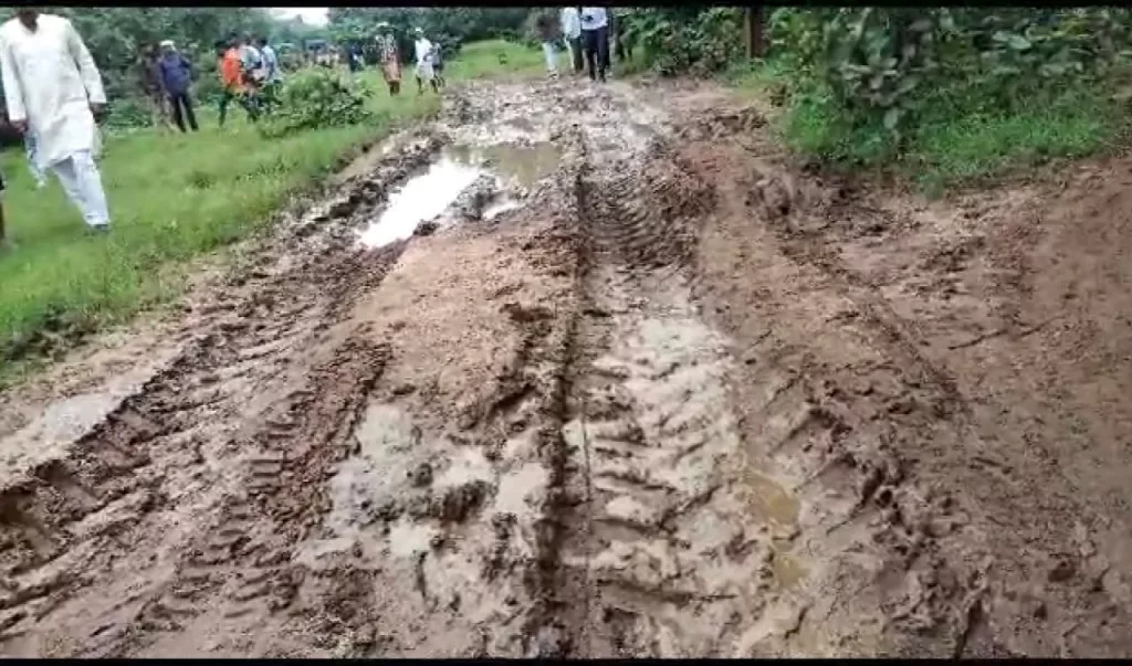 अलीराजपुर के पूर्व कांग्रेस ज़िला अध्यक्ष अपने खर्चे से बनवा रहे हैं सड़क 3 अलीराजपुर के पूर्व कांग्रेस ज़िला अध्यक्ष अपने खर्चे से बनवा रहे हैं सड़क | New India Times