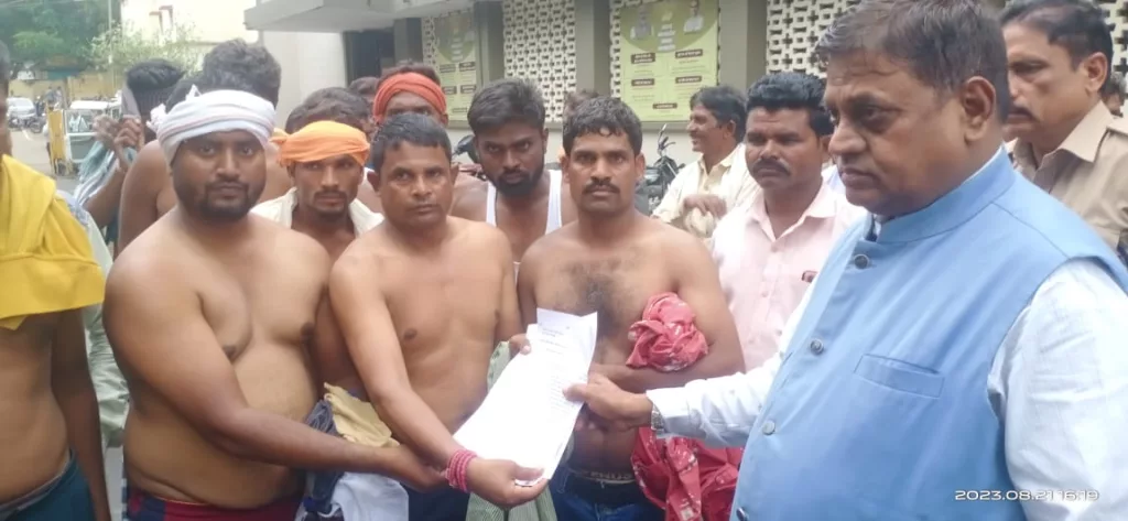 मेघनगर के मज़दूरों ने पैदल कलेक्टर कार्यालय पहुंचकर किया विरोध प्रदर्शन 2 मेघनगर के मज़दूरों ने पैदल कलेक्टर कार्यालय पहुंचकर किया विरोध प्रदर्शन | New India Times