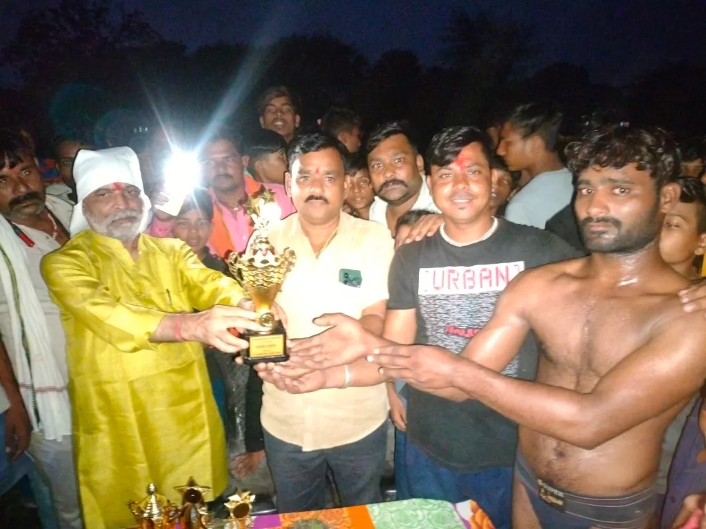 नाग पंचमी पर कुश्ती प्रतियोगिता का हुआ आयोजन, पहलवानों ने दिखाया अपना दम 2 नाग पंचमी पर कुश्ती प्रतियोगिता का हुआ आयोजन, पहलवानों ने दिखाया अपना दम | New India Times