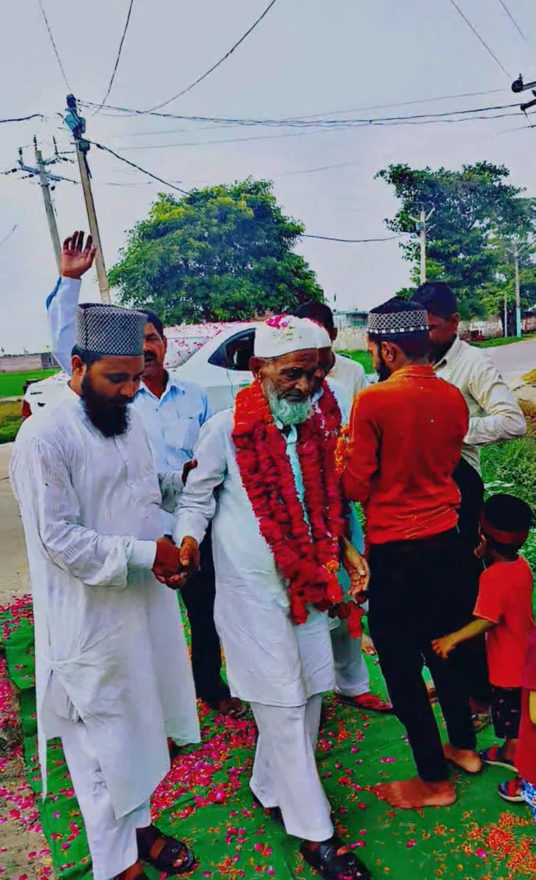 उमरा कर लौटे घर तो परिवार के लोगों ने किया स्वागत | New India Times