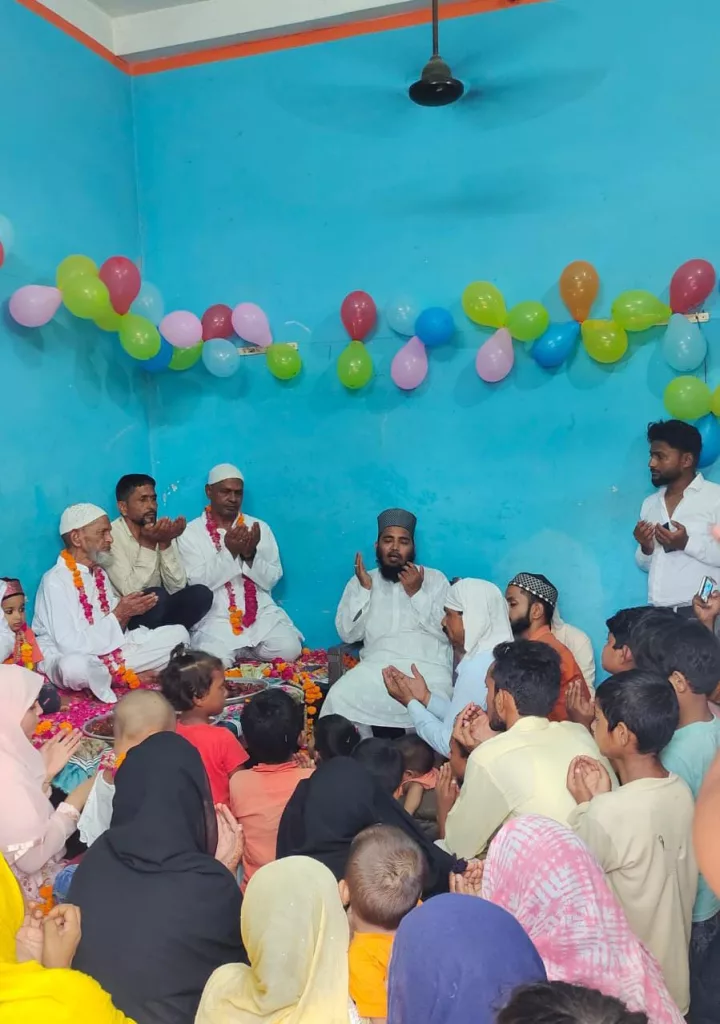 उमरा कर लौटे घर तो परिवार के लोगों ने किया स्वागत | New India Times