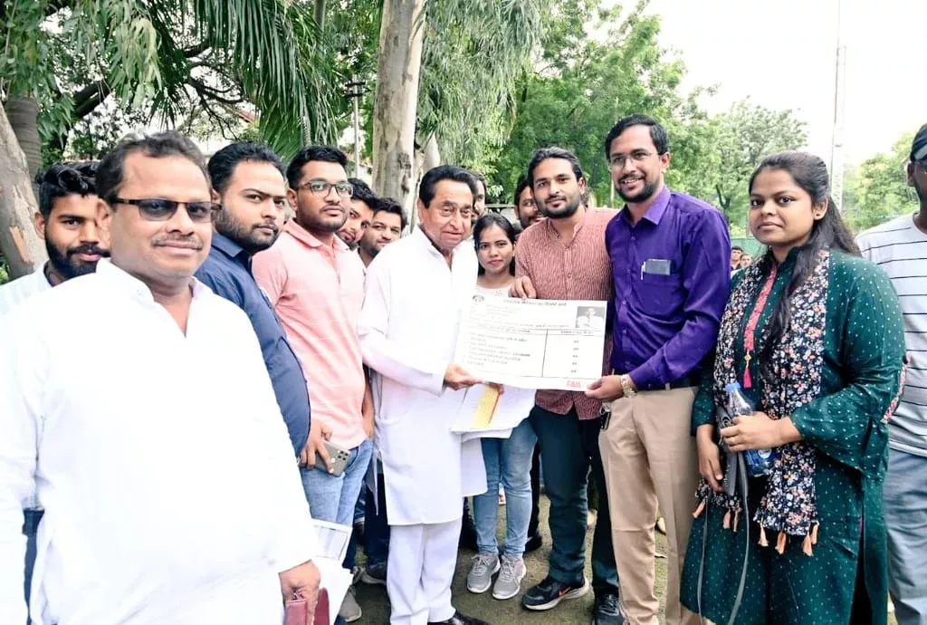 सब इंजीनियर की भर्ती में हुई गड़बड़ी को लेकर चयनित सब इंजीनियरों ने पूर्व मुख्यमंत्री कमलनाथ से लगाई मदद की गुहार | New India Times