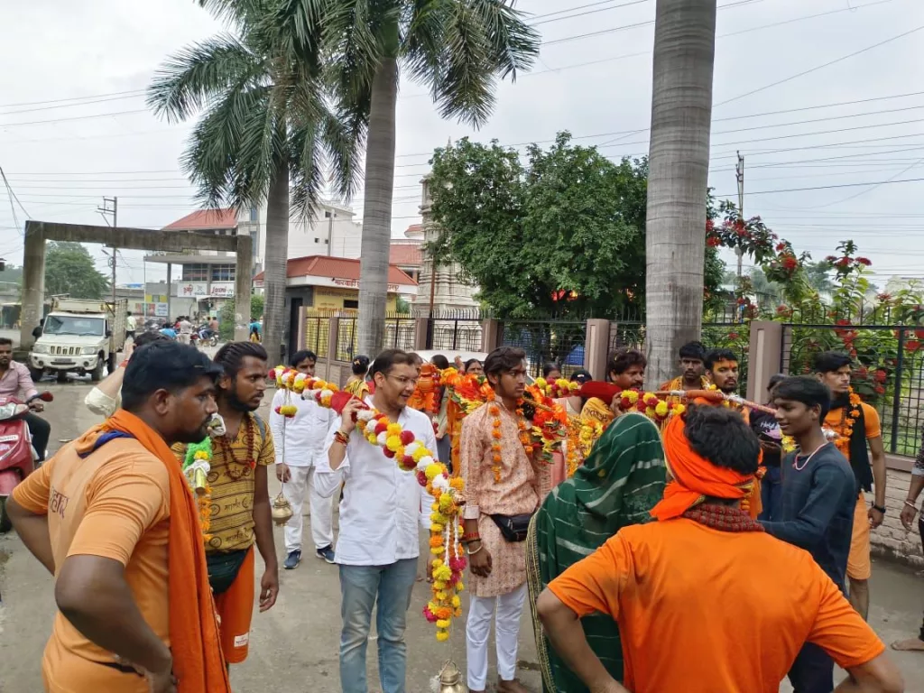 बुरहानपुर ज़िला कांग्रेस के कार्य वाहक ज़िला अध्यक्ष ने ओम्कारेश्वर से आई कावड़ यात्रा का किया स्वागत | New India Times