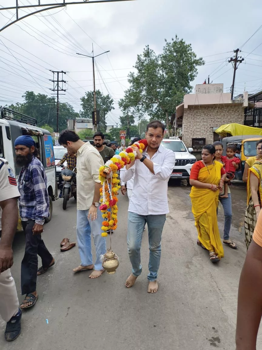 बुरहानपुर ज़िला कांग्रेस के कार्य वाहक ज़िला अध्यक्ष ने ओम्कारेश्वर से आई कावड़ यात्रा का किया स्वागत | New India Times