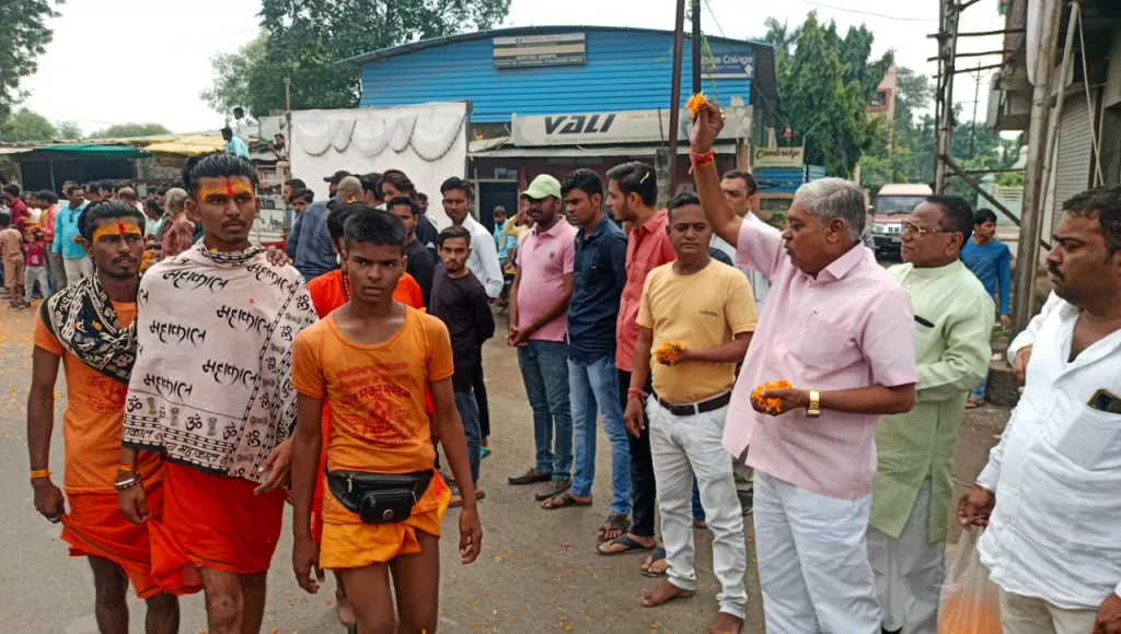 पूर्व निगम अध्यक्ष मनोज तारवाला ने कावड़ यात्रा का पुष्प वर्षा से किया स्वागत | New India Times