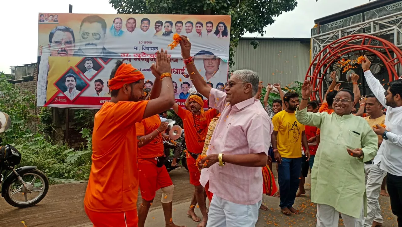 पूर्व निगम अध्यक्ष मनोज तारवाला ने कावड़ यात्रा का पुष्प वर्षा से किया स्वागत | New India Times