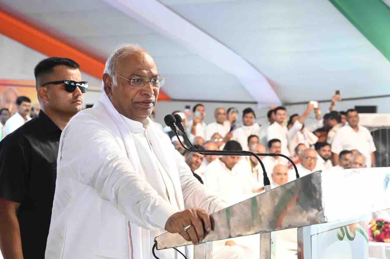 कर्नाटक की जनता ने 40 पर्सेंट कमीशन की सरकार गिराई, मध्य प्रदेश की जनता 50 पर्सेंट कमीशन की सरकार को हटाएगी: मल्लिकार्जुन खड़गे। शिवराज सरकार प्रचार, अत्याचार और भ्रष्टाचार की सरकार है: कमलनाथ | New India Times