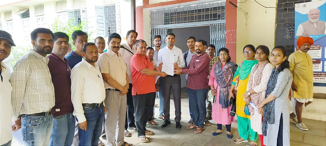 ज़िले के पटवारी शासकीय व्हाट्सएप ग्रुप से हुए लेफ्ट | New India Times