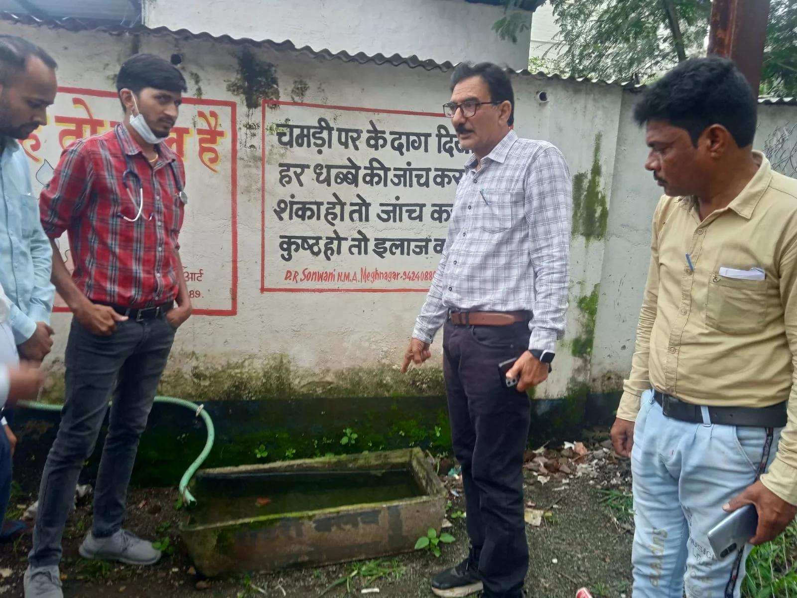 सामुदायिक स्वास्थ्य केंद्र ही नहीं है स्वस्थ, प्रवेश द्वारा पर ही दिख रहा है गंदगी का साम्राज्य | New India Times