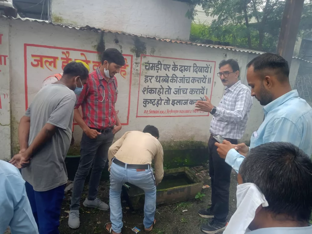 सामुदायिक स्वास्थ्य केंद्र ही नहीं है स्वस्थ, प्रवेश द्वारा पर ही दिख रहा है गंदगी का साम्राज्य | New India Times