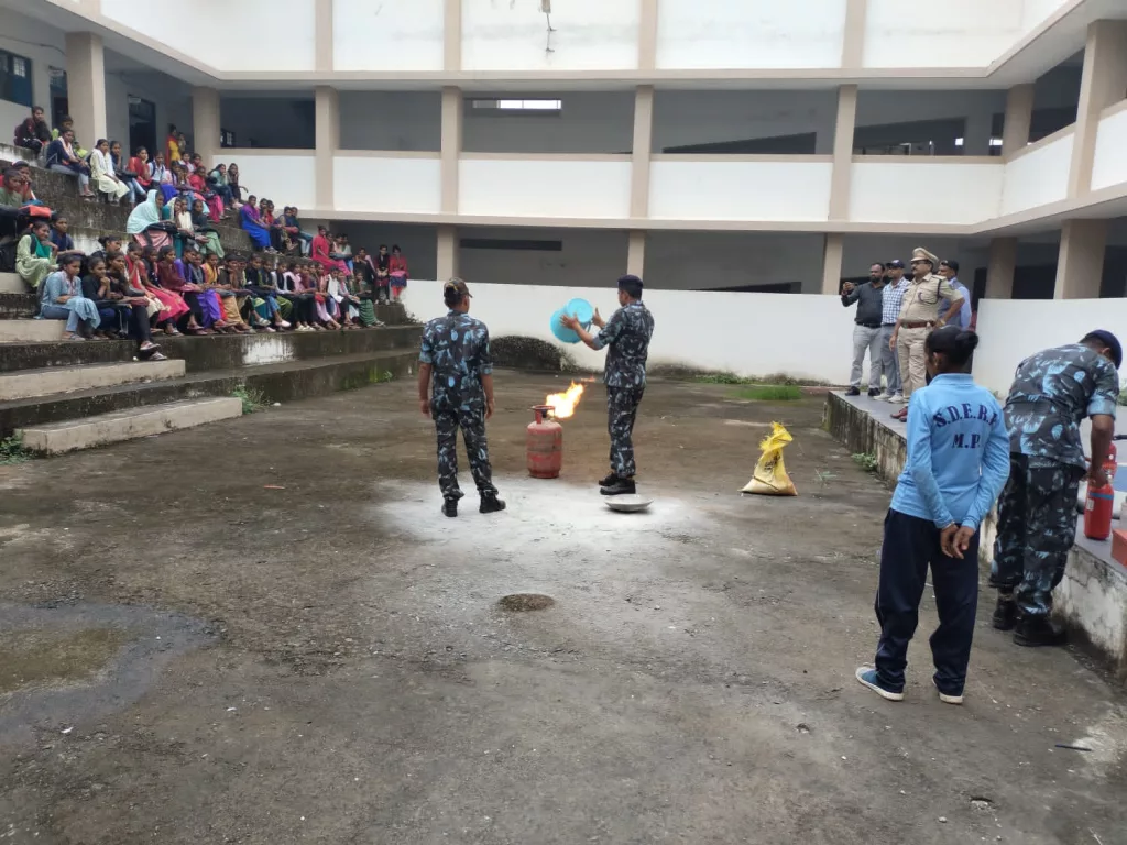 आदर्श महाविद्यालय झाबुआ में छात्र-छात्राओं को आपदा प्रबंधन संबंधी दिया गया प्रशिक्षण 4 आदर्श महाविद्यालय झाबुआ में छात्र-छात्राओं को आपदा प्रबंधन संबंधी दिया गया प्रशिक्षण | New India Times