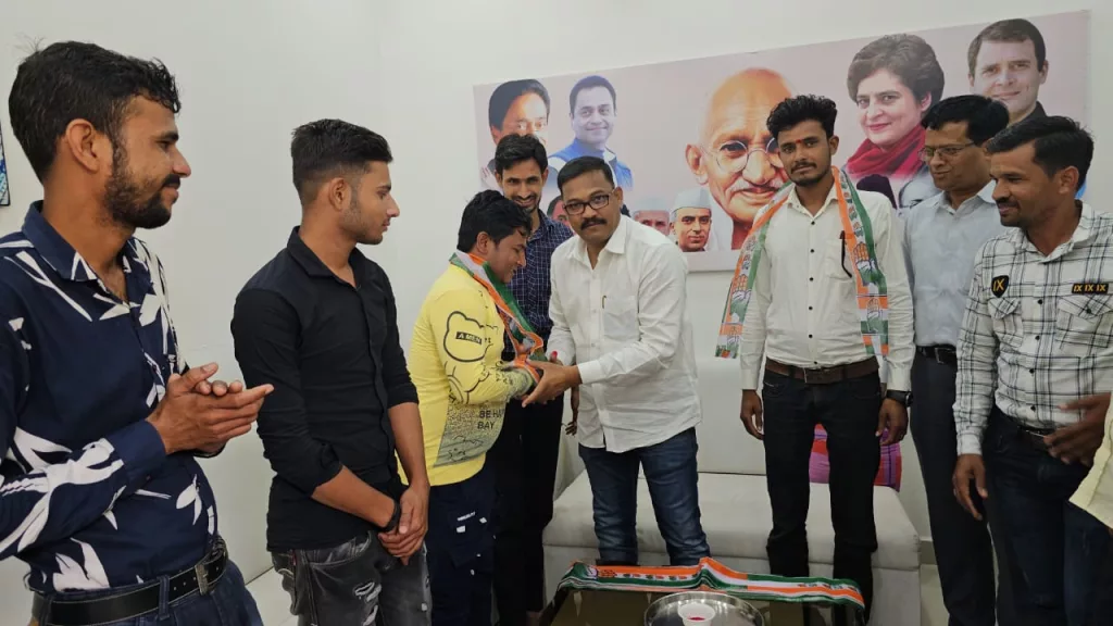 मुख्यमंत्री एवं भाजपा ज़िलाध्यक्ष की वादाखिलाफ़ी से नाराज़ युवाओं ने विधायक के समक्ष घर वापसी कर पूर्व मुख्यमंत्री एवं सांसद से मुलाकात की जताई इच्छा<br> | New India Times