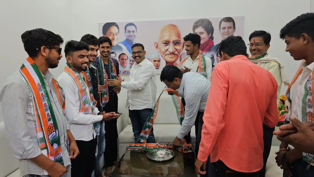 मुख्यमंत्री एवं भाजपा ज़िलाध्यक्ष की वादाखिलाफ़ी से नाराज़ युवाओं ने विधायक के समक्ष घर वापसी कर पूर्व मुख्यमंत्री एवं सांसद से मुलाकात की जताई इच्छा<br> | New India Times