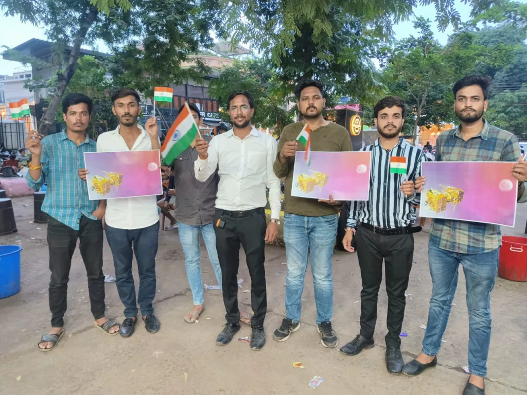 चंद्रयान - 3 की लैंडिंग पर भोपाल में एनएसयूआई कार्यकर्ताओं ने मनाया जश्न | New India Times