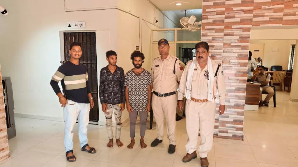 लालबाग पुलिस ने तीन चोरों को 3 मोटरसाईकिल के साथ जलगांव से किया गिरफ़्तार 2 लालबाग पुलिस ने तीन चोरों को 3 मोटरसाईकिल के साथ जलगांव से किया गिरफ़्तार | New India Times
