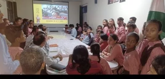 चंद्रयान 3 के चंद्रमा पर उतरने का झांसी नगर व ग्रामीण क्षेत्रों में देखा गया लाइव प्रसारण 2 चंद्रयान 3 के चंद्रमा पर उतरने का झांसी नगर व ग्रामीण क्षेत्रों में देखा गया लाइव प्रसारण | New India Times