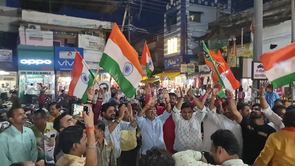 चंद्रयान-3 की लैंडिंग पर भाजपा ने आतिश बाज़ी कर मनाया जश्न 2 चंद्रयान-3 की लैंडिंग पर भाजपा ने आतिश बाज़ी कर मनाया जश्न | New India Times