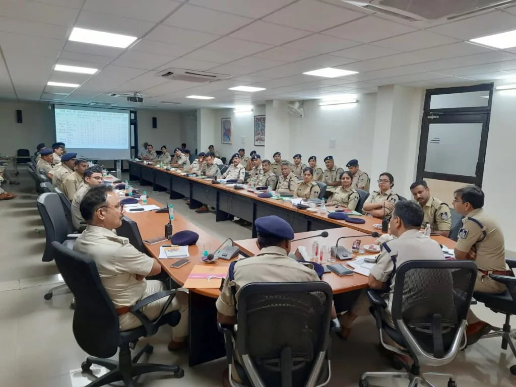 आगामी चुनाव को दृष्टिगत रखते हुए एसपी ग्वालियर ने ली थाना प्रभारियों की बैठक,<br>आगामी विधानसभा चुनाव में किसी भी प्रकार का व्यवधान न आए, इसके लिए आप सभी पहले से ही चुनावी मोड़ में आ जाएं: एसपी ग्वालियर 4 आगामी चुनाव को दृष्टिगत रखते हुए एसपी ग्वालियर ने ली थाना प्रभारियों की बैठक,<br>आगामी विधानसभा चुनाव में किसी भी प्रकार का व्यवधान न आए, इसके लिए आप सभी पहले से ही चुनावी मोड़ में आ जाएं: एसपी ग्वालियर | New India Times