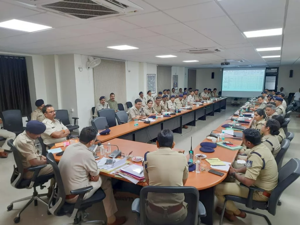 आगामी चुनाव को दृष्टिगत रखते हुए एसपी ग्वालियर ने ली थाना प्रभारियों की बैठक,<br>आगामी विधानसभा चुनाव में किसी भी प्रकार का व्यवधान न आए, इसके लिए आप सभी पहले से ही चुनावी मोड़ में आ जाएं: एसपी ग्वालियर 3 आगामी चुनाव को दृष्टिगत रखते हुए एसपी ग्वालियर ने ली थाना प्रभारियों की बैठक,<br>आगामी विधानसभा चुनाव में किसी भी प्रकार का व्यवधान न आए, इसके लिए आप सभी पहले से ही चुनावी मोड़ में आ जाएं: एसपी ग्वालियर | New India Times